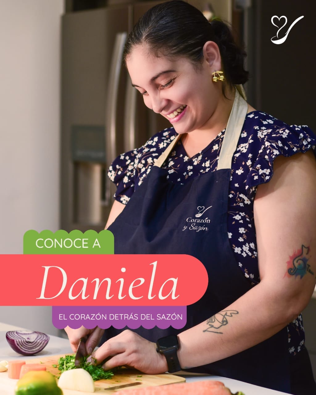 Daniela picando hierbas frescas en la cocina con su delantal de Corazón y Sazón