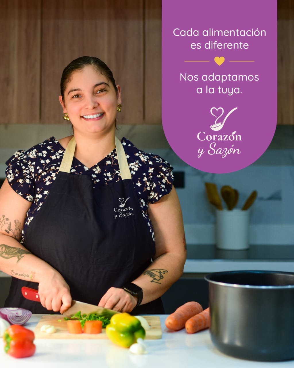 Daniela, de Corazón y Sazón, cocinando con ingredientes frescos en una cocina