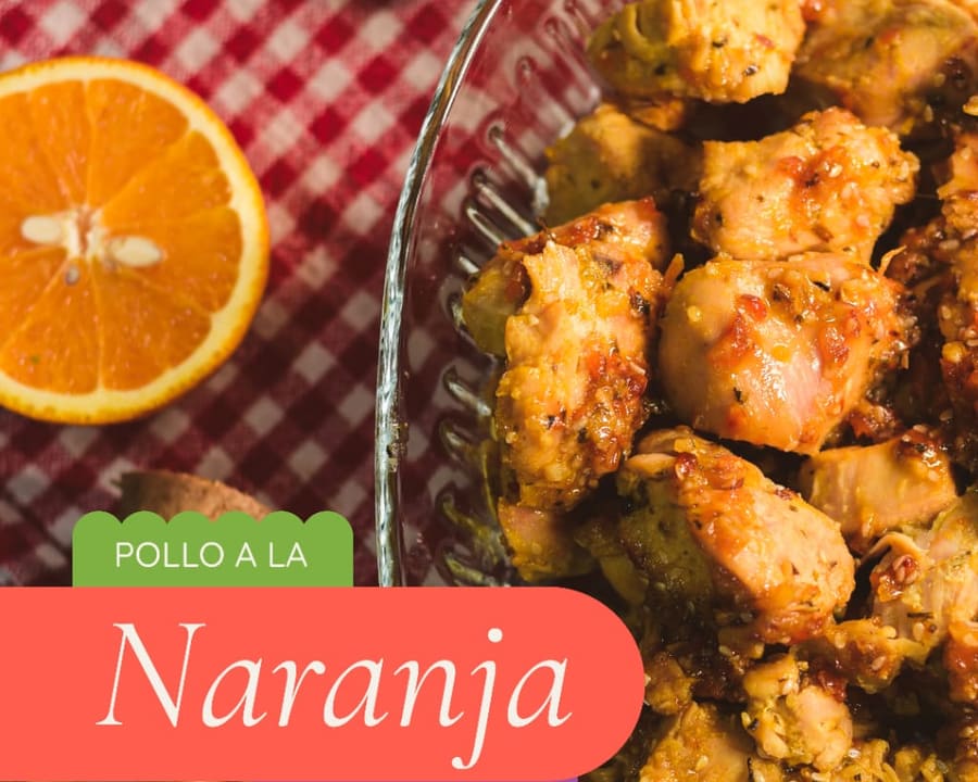 Detalle de pollo a la naranja con naranja fresca