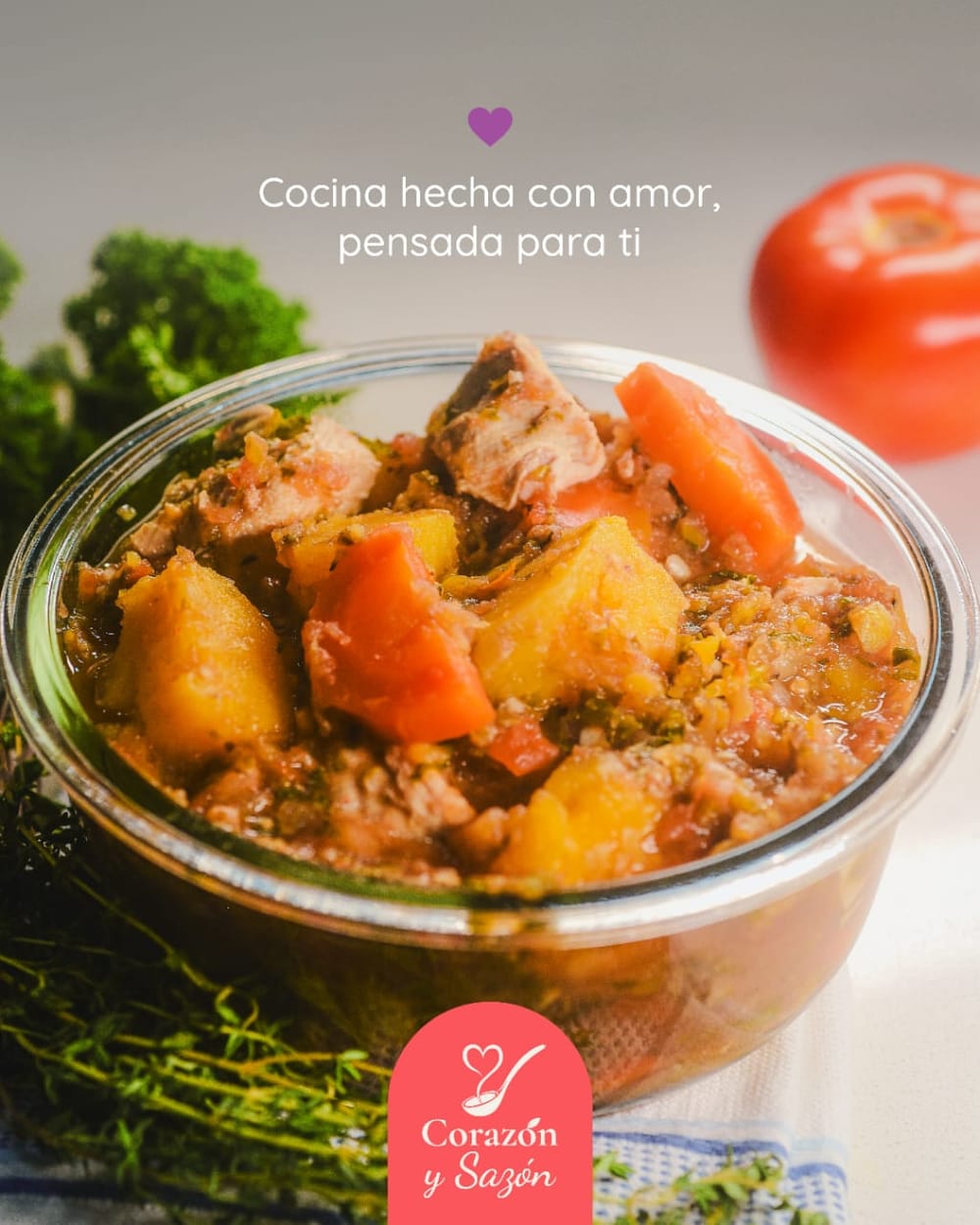 Guiso casero porcionado en bowl de vidrio, listo para la semana